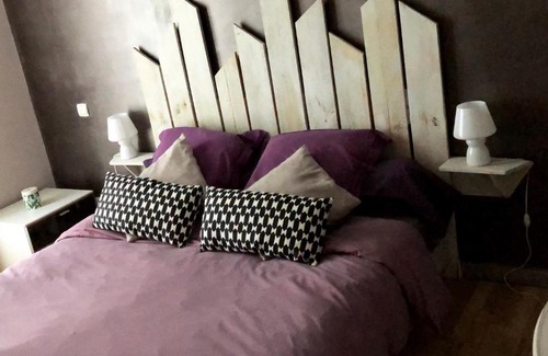 Sainte-Cecile-les-Vignes Bed & Breakfast | Oceanfront Retreat with Pool and Pet-Friendly Options
