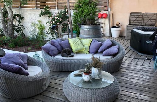Sainte-Cecile-les-Vignes Bed & Breakfast | Oceanfront Retreat with Pool and Pet-Friendly Options