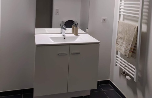 Villepreux Bed & Breakfast | Chambre et Salle de Bain Privées ds Maison Proche St Quentin en Yvelines