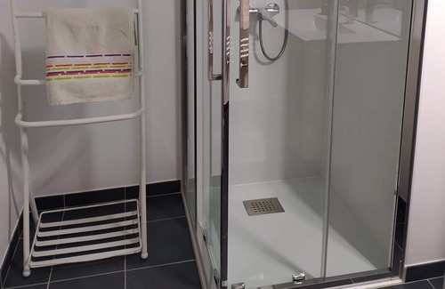 Villepreux Bed & Breakfast | Chambre et Salle de Bain Privées ds Maison Proche St Quentin en Yvelines