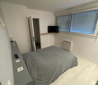 Saucats Apartment | Functional and Independent Rooms for Family Getaways