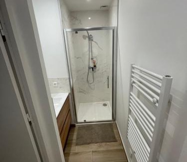 Saucats Apartment | Functional and Independent Rooms for Family Getaways