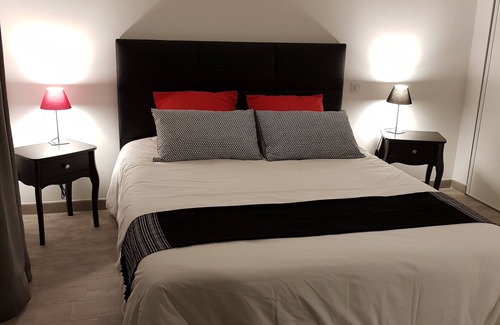Saint-Georges-de-Didonne Bed & Breakfast | Guest Rated 9.8: Stay at La Villa 13&15 with Pool & Dining