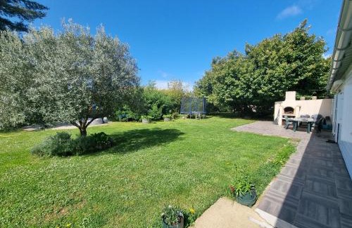 Saint-Michel-de-Montaigne House | Cozy Retreat at Chambres d'Hôtes Le Boisseau - Family-Friendly