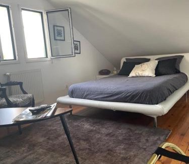 Le Landry Bed & Breakfast | Cozy Rooftop Retreat with Breakfast and Hot Tub Access