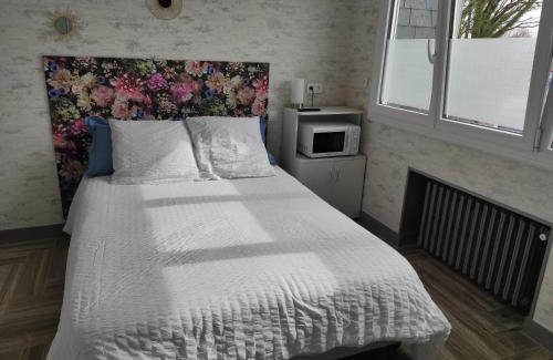 Questembert Apartment | Discover the Comfort of Chambre HORTENSIA - Rated 9.2/10
