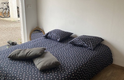 Sauvian Bed & Breakfast | Cozy Independent Room Steps from the Sea, Family Friendly