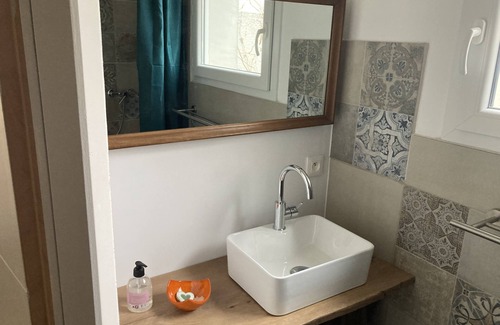 Sauvian Bed & Breakfast | Cozy Independent Room Steps from the Sea, Family Friendly