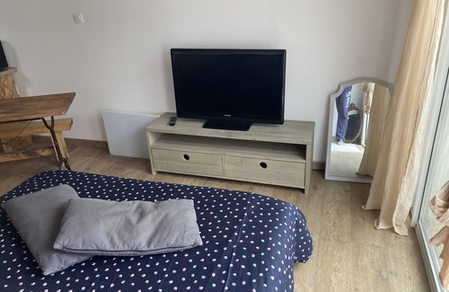 Sauvian Bed & Breakfast | Cozy Independent Room Steps from the Sea, Family Friendly