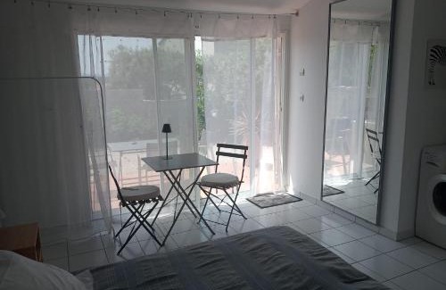 Saint-Maximin-la-Sainte-Baume House | Chambre Indépendante sur terrain avec piscine