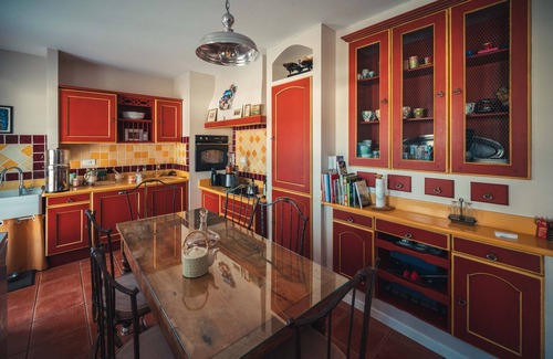 Callian Bed & Breakfast | Romantic Getaway in Chambre Joséphine Baker with Spa & Pool