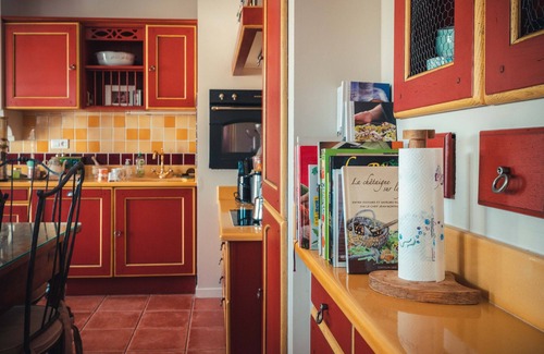 Callian Bed & Breakfast | Romantic Getaway in Chambre Joséphine Baker with Spa & Pool