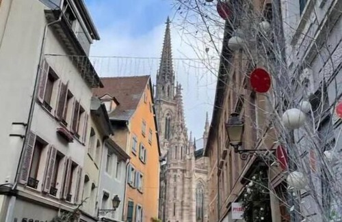 Mulhouse Apartment | Indulge in Art & Relaxation at Our King Size Room