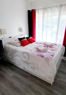 Les Epesses House | Inviting Private Room with Pool, Steps from Puy du Fou