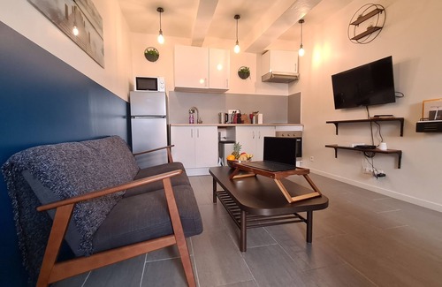 Montolivet Apartment | Convenient Chambre Miroir Steps from Marseille's Dôme
