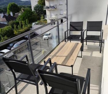 Deville-les-Rouen House | Chambre moderne avec balcon dans un appartement