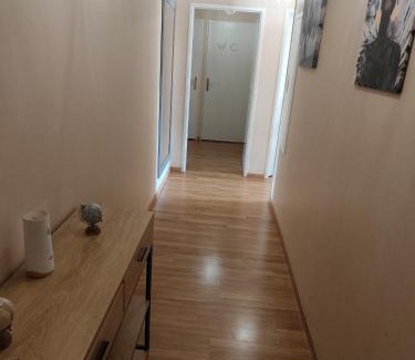 Deville-les-Rouen House | Chambre moderne avec balcon dans un appartement