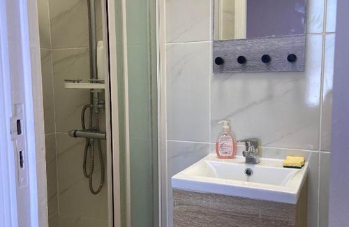 Prayssac Bed & Breakfast | Child-Friendly Chambre n°7 with Balcony for Two Guests