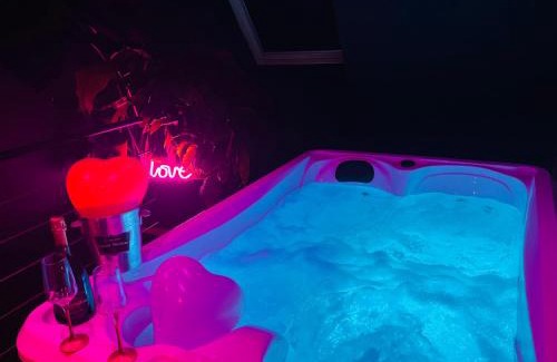 Solre-le-Chateau Apartment | Pet-Friendly Retreat at Chambre Noire with Relaxing Hot Tub