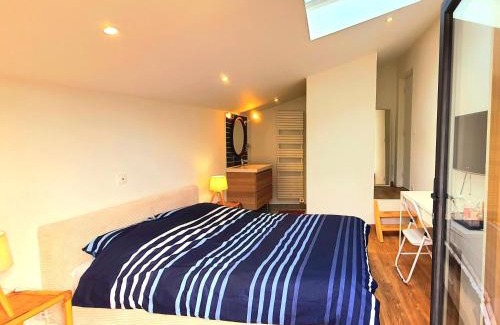 Evreux House | Peaceful Room Near City Center with Kitchen & Pet-Friendly