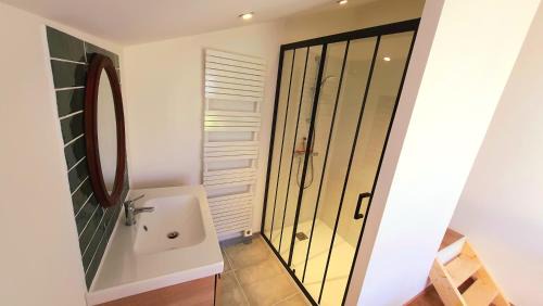 Evreux House | Peaceful Room Near City Center with Kitchen & Pet-Friendly