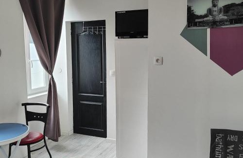 Formigny Apartment | Cozy Room for Two in Formigny - Family Friendly Retreat