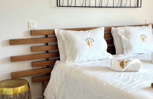 Santa Maria da Feira Bed & Breakfast | Bright Private Room in Southern Porto for Family Stays