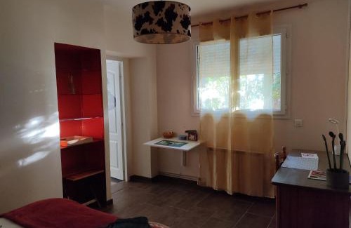 Quartier des Espesses House | Cozy Private Room with Pool Access and Convenient Parking
