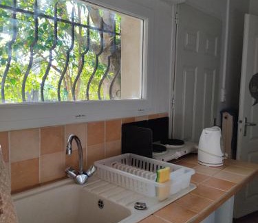 Quartier des Espesses House | Cozy Private Room with Pool Access and Convenient Parking