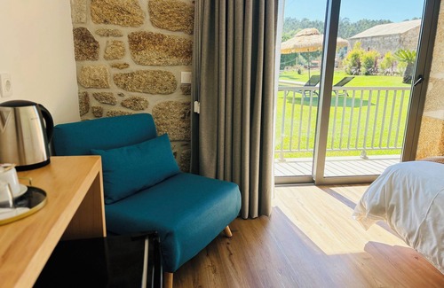 Santa Maria da Feira Bed & Breakfast | Inviting Private Room with En-suite Bathroom for Families