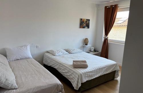 Genay House | Cozy Private Room with Shared Bath - La Brousse