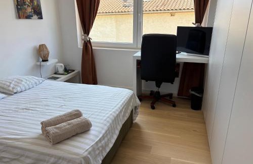 Genay House | Cozy Private Room with Shared Bath - La Brousse
