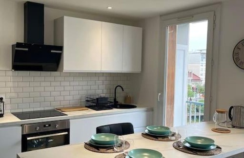 Leon Blum - Bon Coin House | Cozy Private Room in Shared Apartment - 9/10 Guest Rating