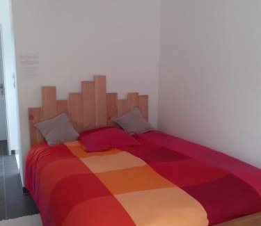 Lezignan-Corbieres House | Cozy Private Room in Serene Pine Forest Neighborhood