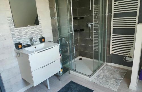 Francueil Bed & Breakfast | Modern Room in Friendly Home: Ideal for Families & Pets