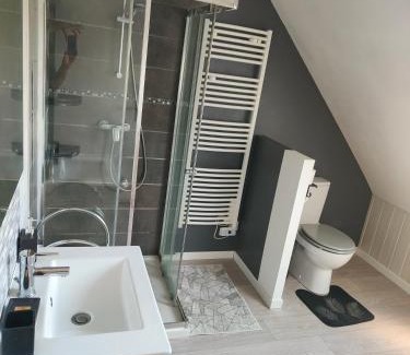 Francueil Bed & Breakfast | Modern Room in Friendly Home: Ideal for Families & Pets
