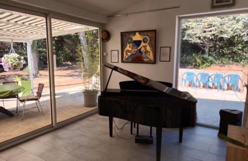 Rognes Bed & Breakfast | Cozy Room Near Piano Festival with Pool Access & Ocean Views