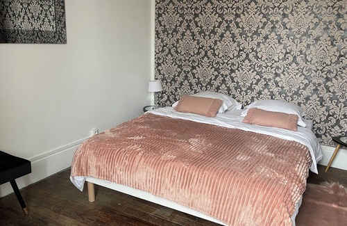 Epinac Bed & Breakfast | Experience Chambre Rose: Family-Friendly & Rated 10/10