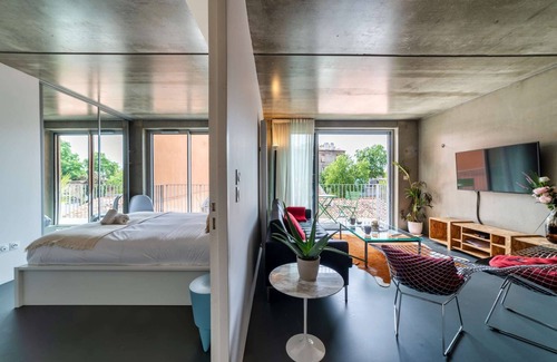 Carmes Apartment | Garden View Room - Family-Friendly with Kitchen Access