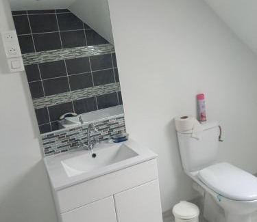 Montfort-le-Gesnois House | Family-Friendly Room with Ample Space for Your Stay