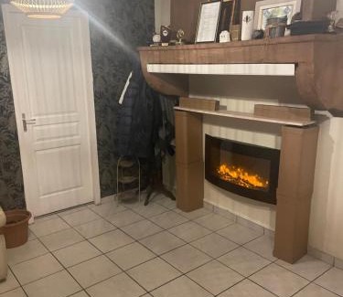 Moifond House | Calm Airport View Room with Pool and Family-Friendly Amenities