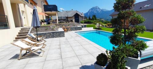 Prunieres Apartment | Scenic Lake View Room with Pool Access for Families