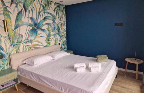 Ile du Levant Bed & Breakfast | Ocean View Room: Ideal for Families and Travelers