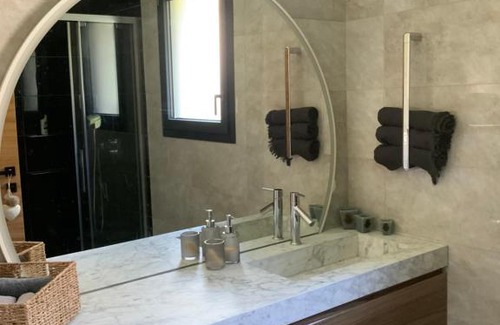 Valence House | Serene Haven at Chambre Zen chez l'Habitants