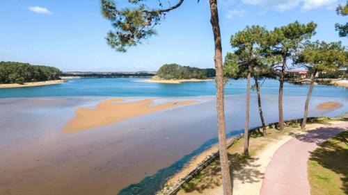 Vieux-Boucau-les-Bains Bed & Breakfast | Pet-Friendly Retreat at Chambre d'hôtes du Lac - 9.6/10