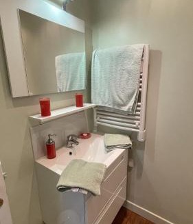 Bretteville-sur-Odon Bed & Breakfast | Oceanfront Retreat at Chambres d'hôtes du Bas Manoir