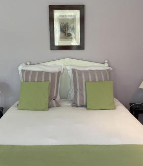Bretteville-sur-Odon Bed & Breakfast | Oceanfront Retreat at Chambres d'hôtes du Bas Manoir