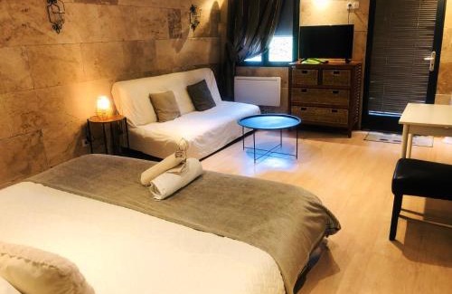 Chenove Bed & Breakfast | Relaxing Retreat at Chambres d'Hôte Dijon Clair de Lune
