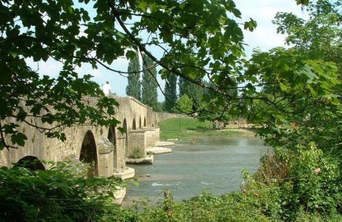 Montfort-le-Gesnois Bed & Breakfast | Child-Friendly Comfort at Chambres d'hôtes Le Pont Romain