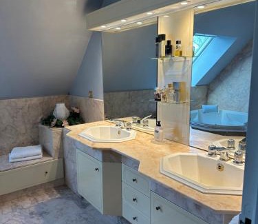 Villaines-la-Juhel Bed & Breakfast | Elegant Stay at Chambres d'hôtes Le Bignon with Hot Tub
